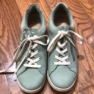 Like new earth original sneakers size 8